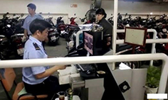 Hình ảnh công việc quẹt thẻ xe